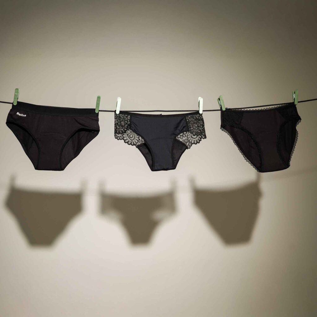 Periodenunterwäsche ist eine bequeme und wiederverwendbare Menstruationsschutzlösung, die eine nachhaltige Alternative zu Binden und Tampons darstellt.